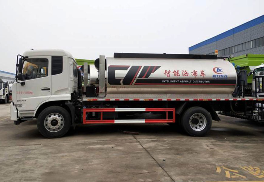東風(fēng)天錦10噸瀝青灑布車(chē)側(cè)方圖
