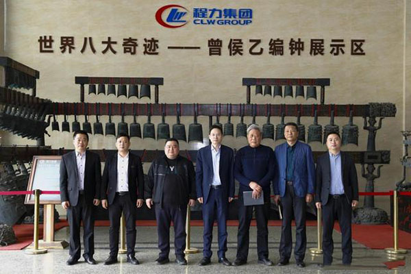 在程力汽車集團總部迎賓大廳，雙方代表觀摩世界八大奇跡編鐘后合影紀念